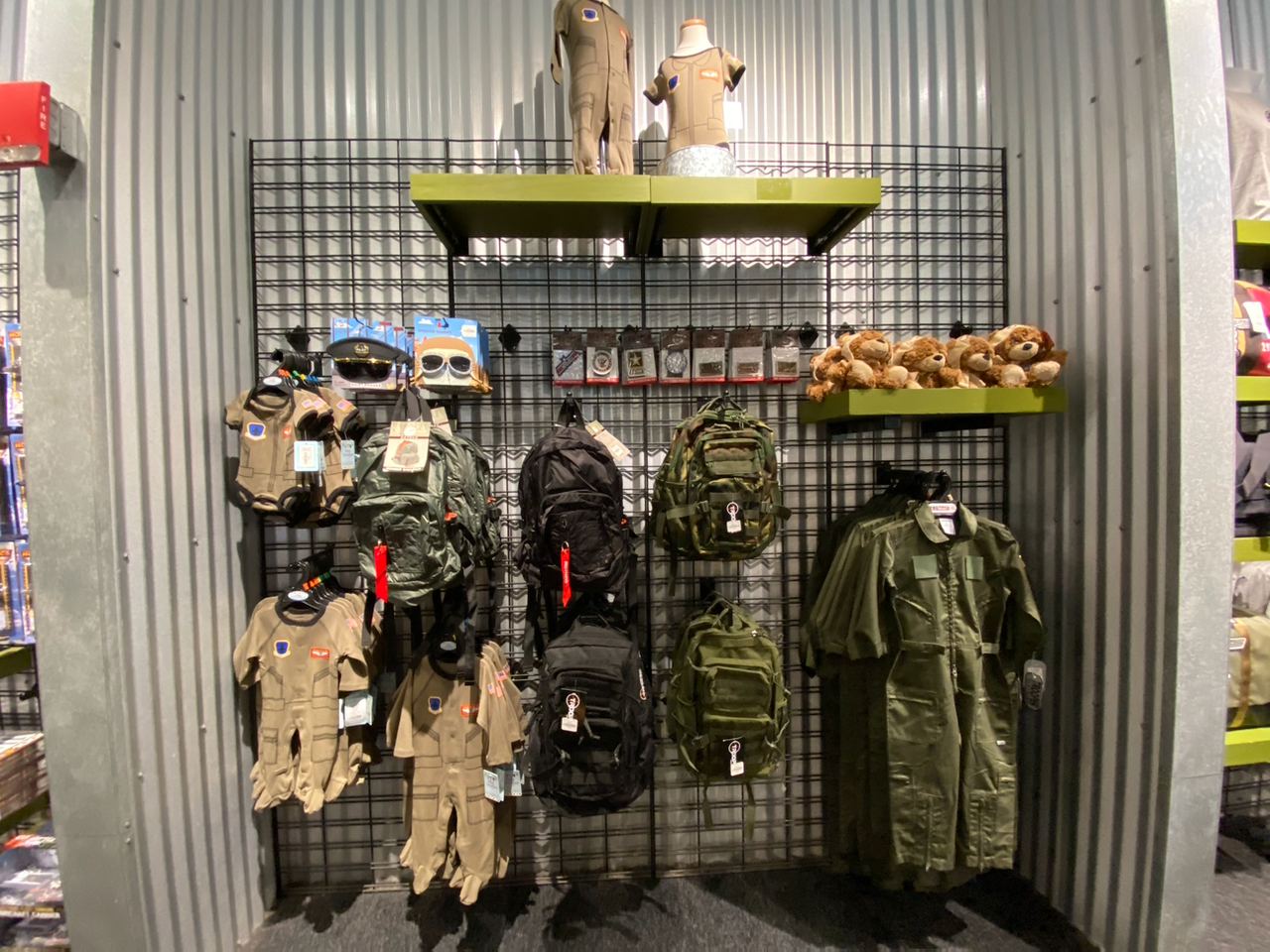 Aviation-themed clothing for children and infants